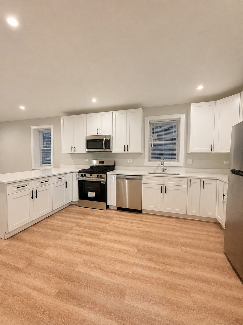 2850 N Avers Avenue G Property Photo 9