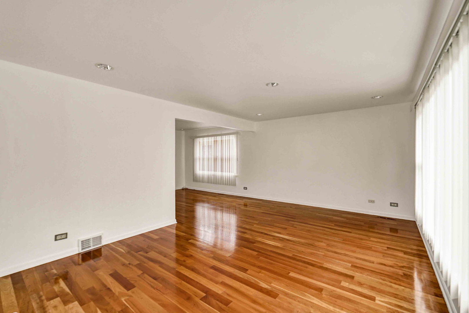 2725 N Oak Park Avenue Property Photo 5