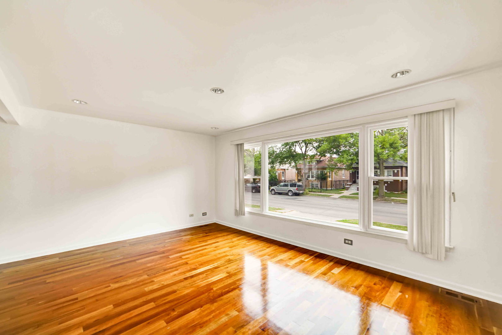 2725 N Oak Park Avenue Property Photo 6