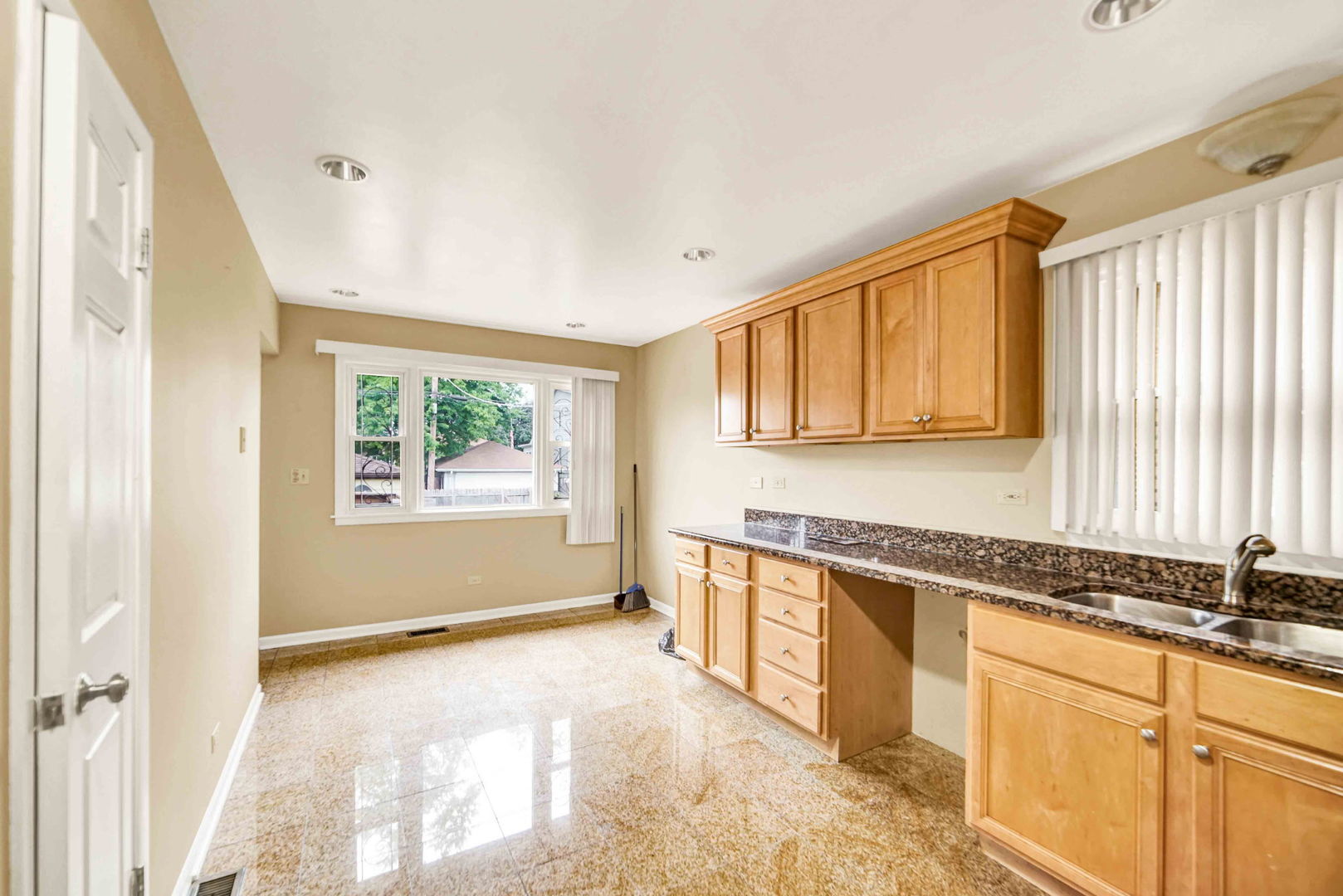 2725 N Oak Park Avenue Property Photo 9