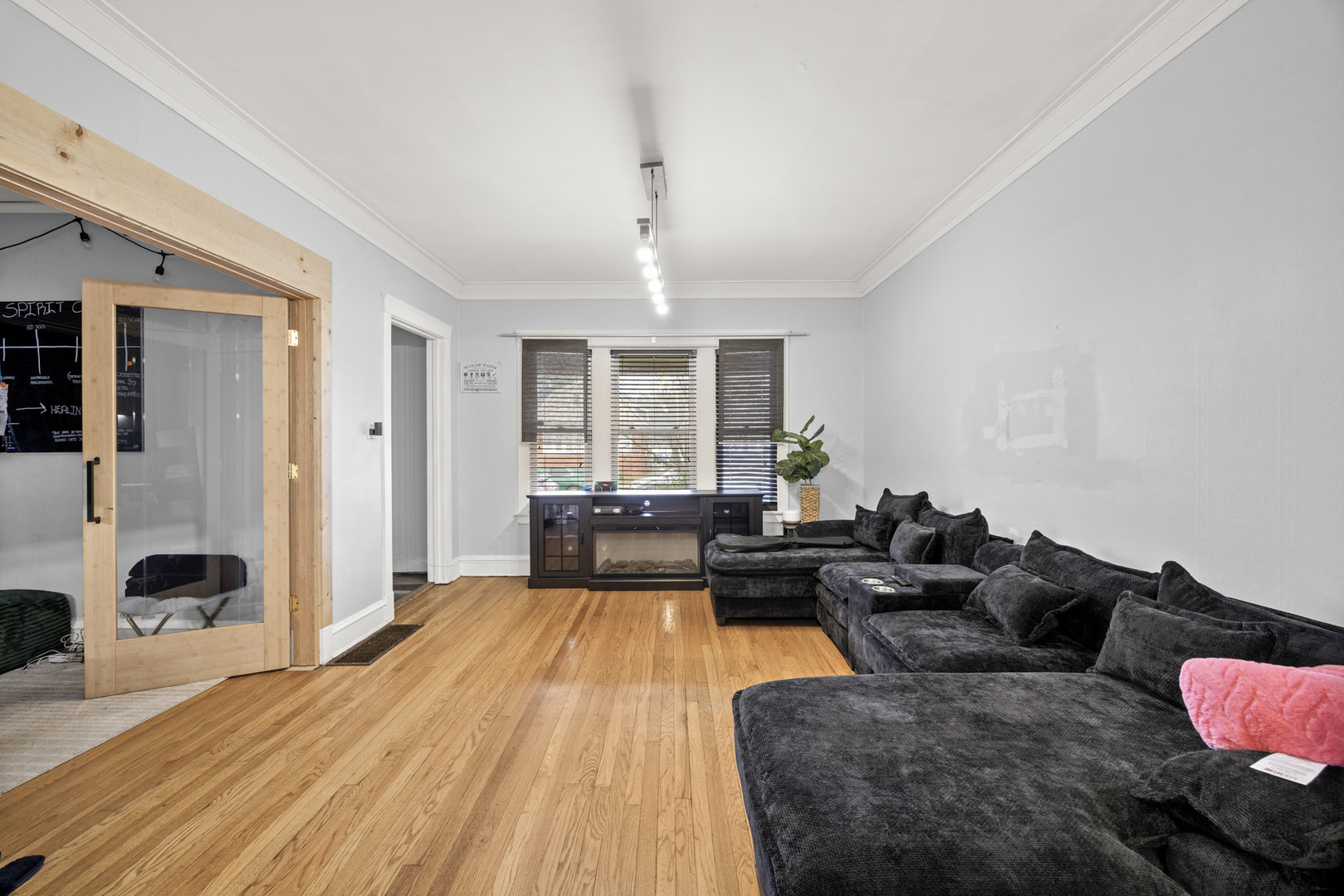10734 S Avenue F Property Photo 3