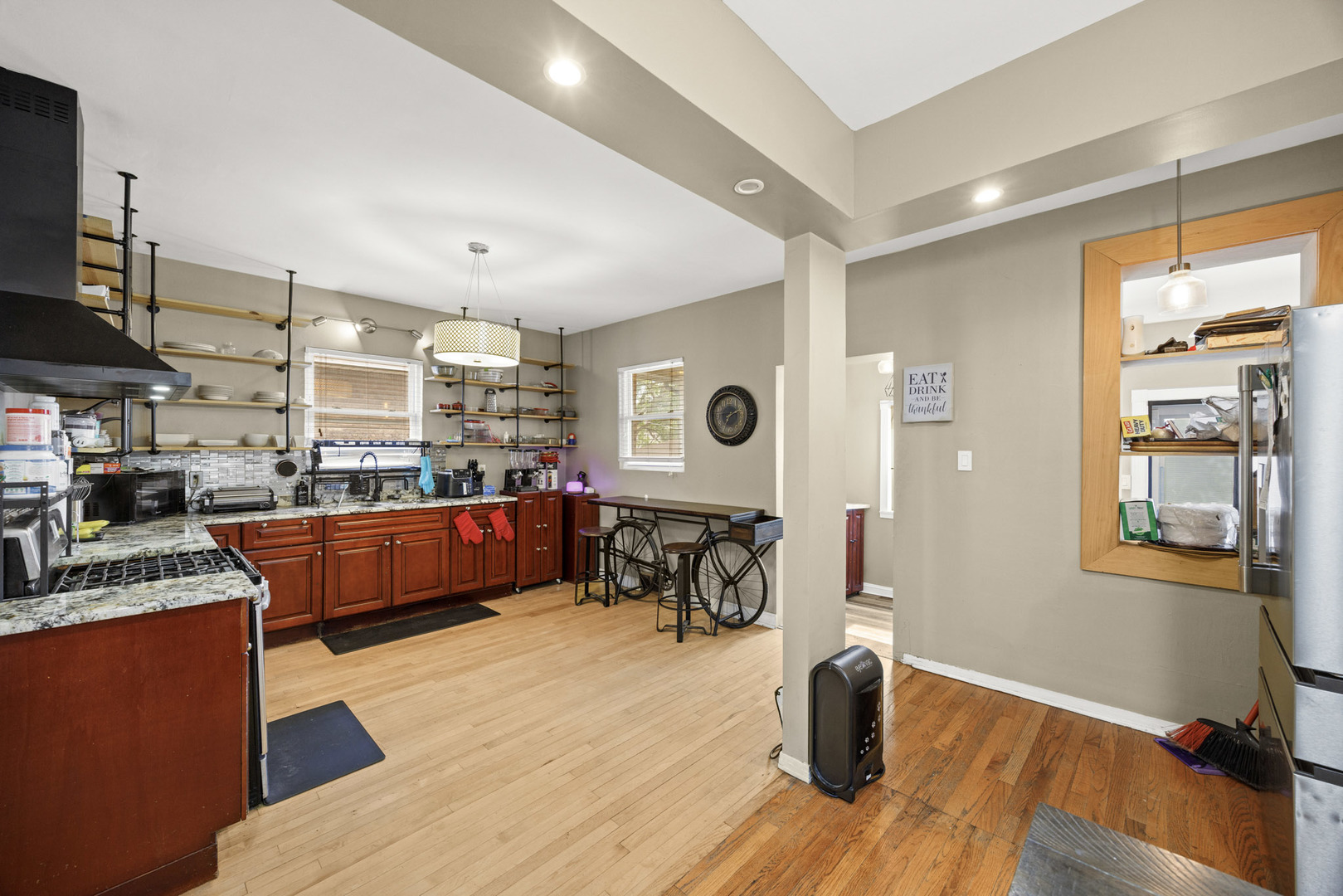 10734 S Avenue F Property Photo 10
