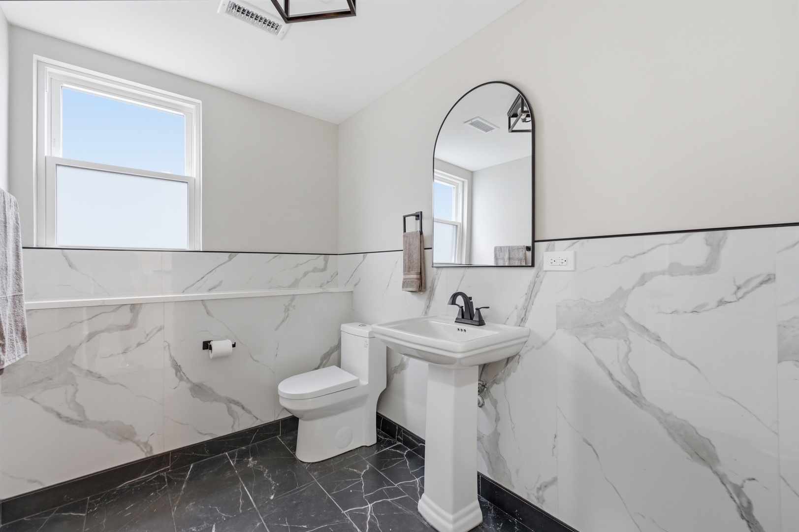 4305 N Mobile Avenue Property Photo 9
