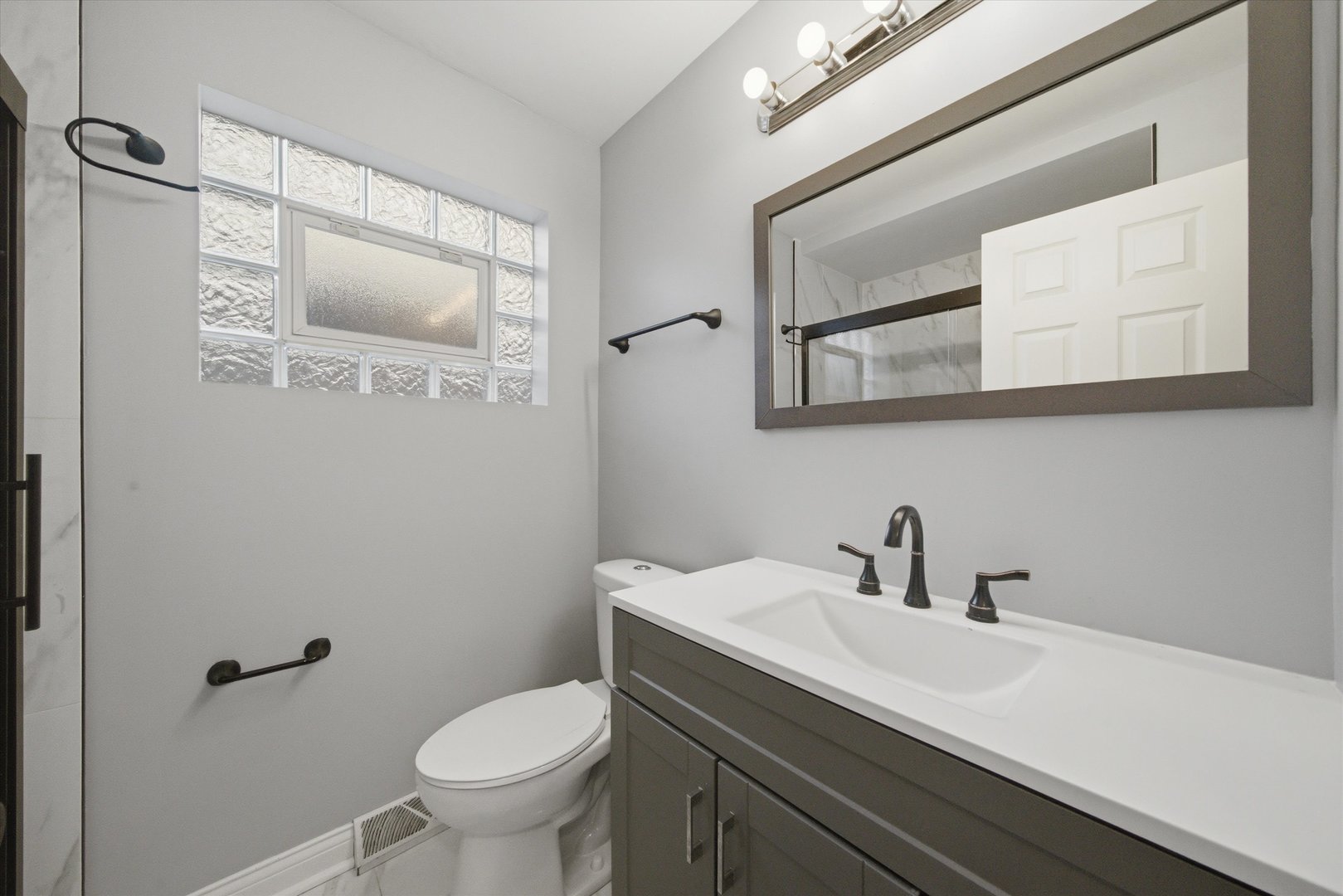 2805 E 130th Street Property Photo 10