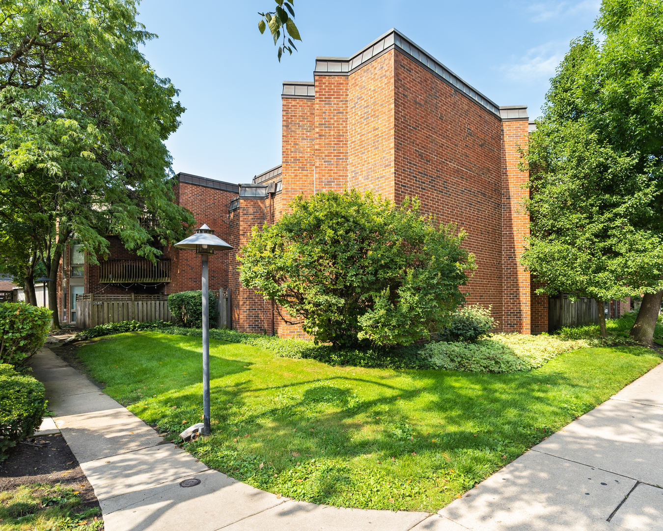 2140 N Lincoln Avenue 5207 Property Photo 1