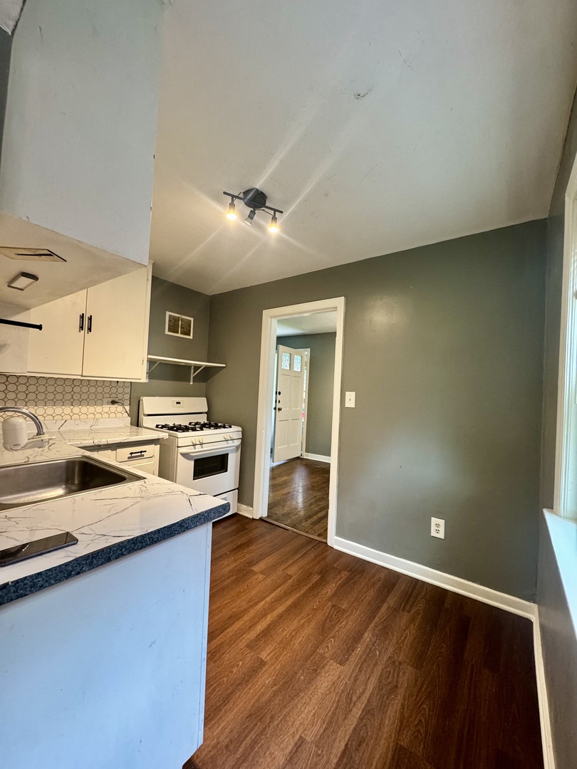 11312 S Avenue G Property Photo 4