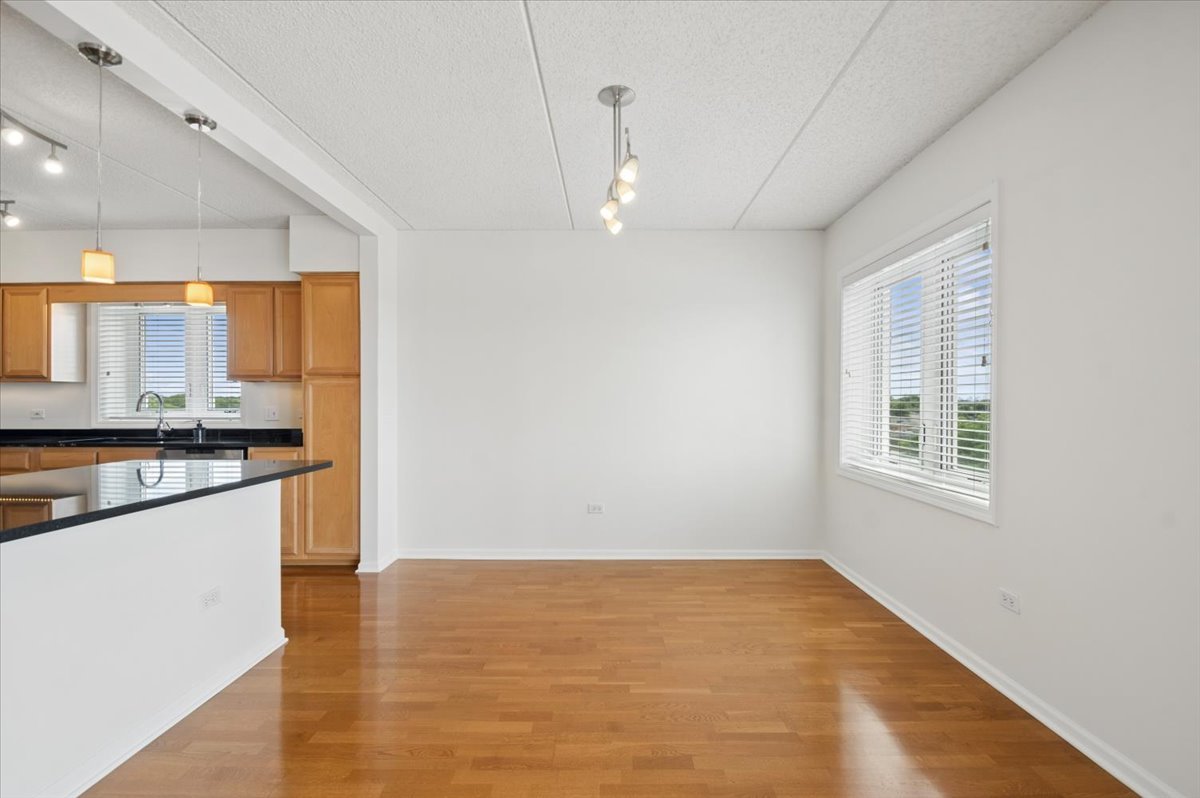 5555 N Cumberland Avenue 710 Property Photo 4