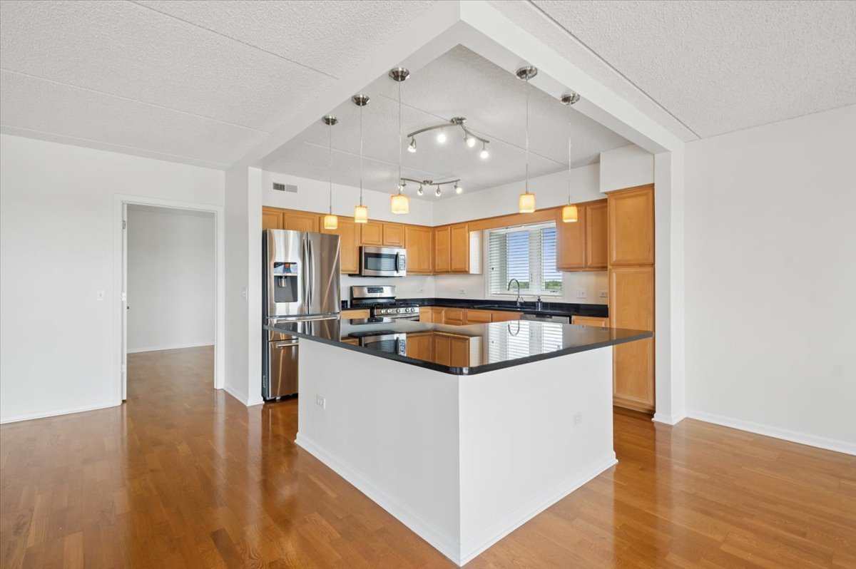 5555 N Cumberland Avenue 710 Property Photo 5