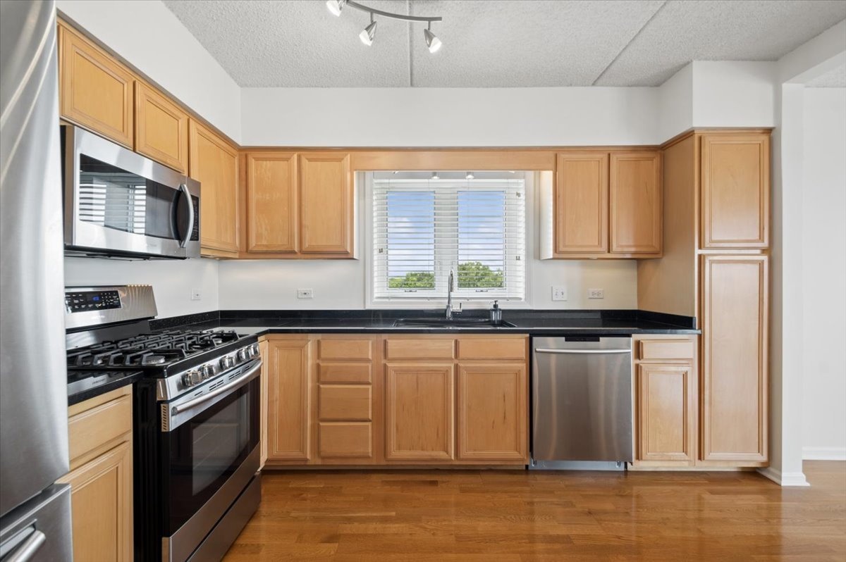 5555 N Cumberland Avenue 710 Property Photo 6