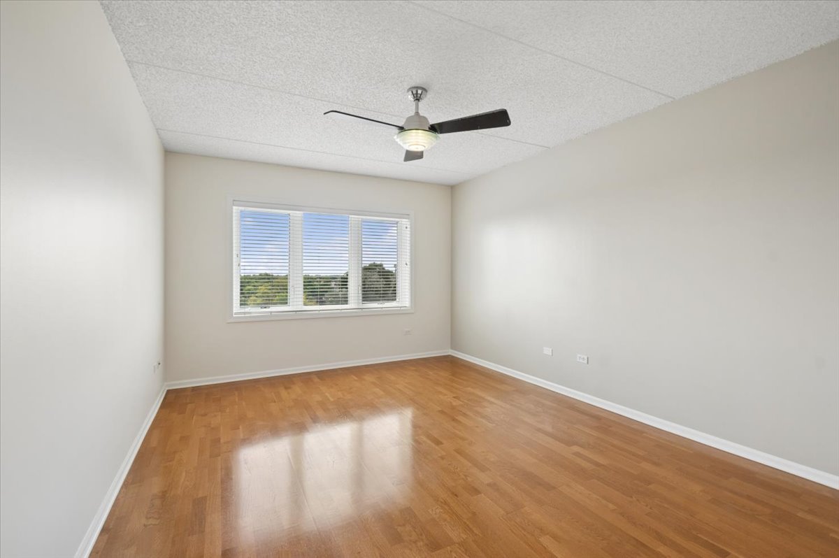 5555 N Cumberland Avenue 710 Property Photo 8