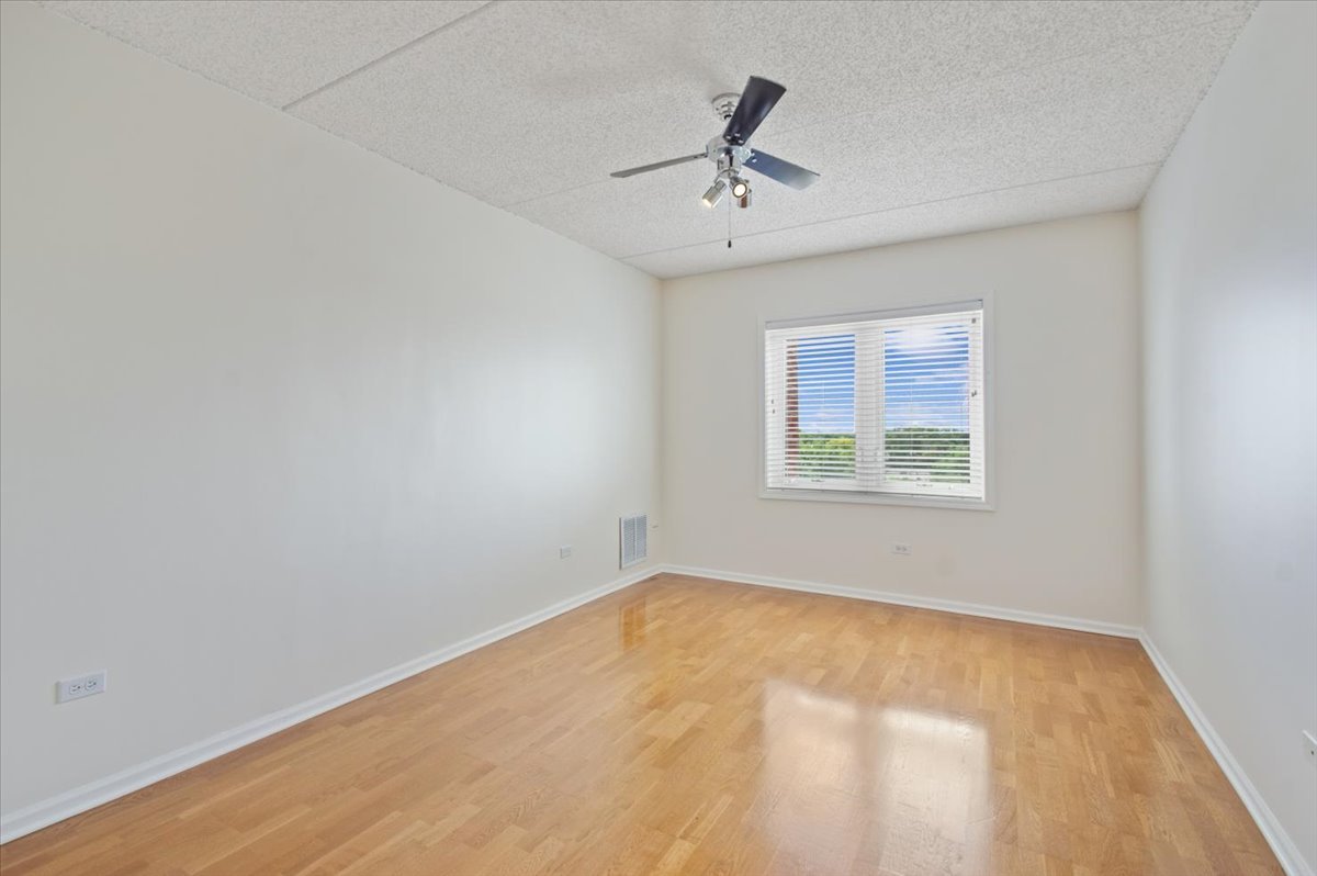 5555 N Cumberland Avenue 710 Property Photo 11