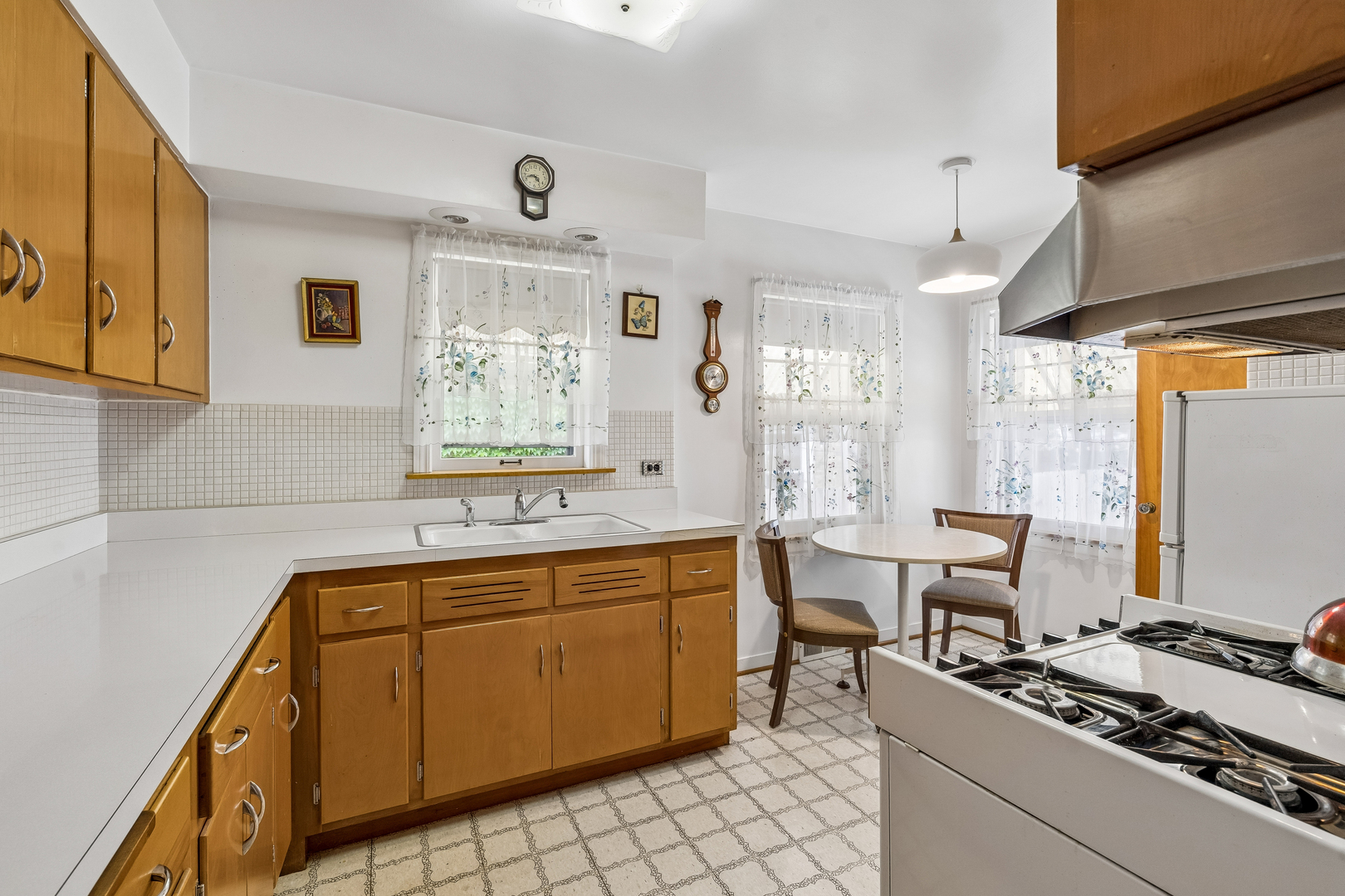 5618 N Kenneth Avenue Property Photo 6