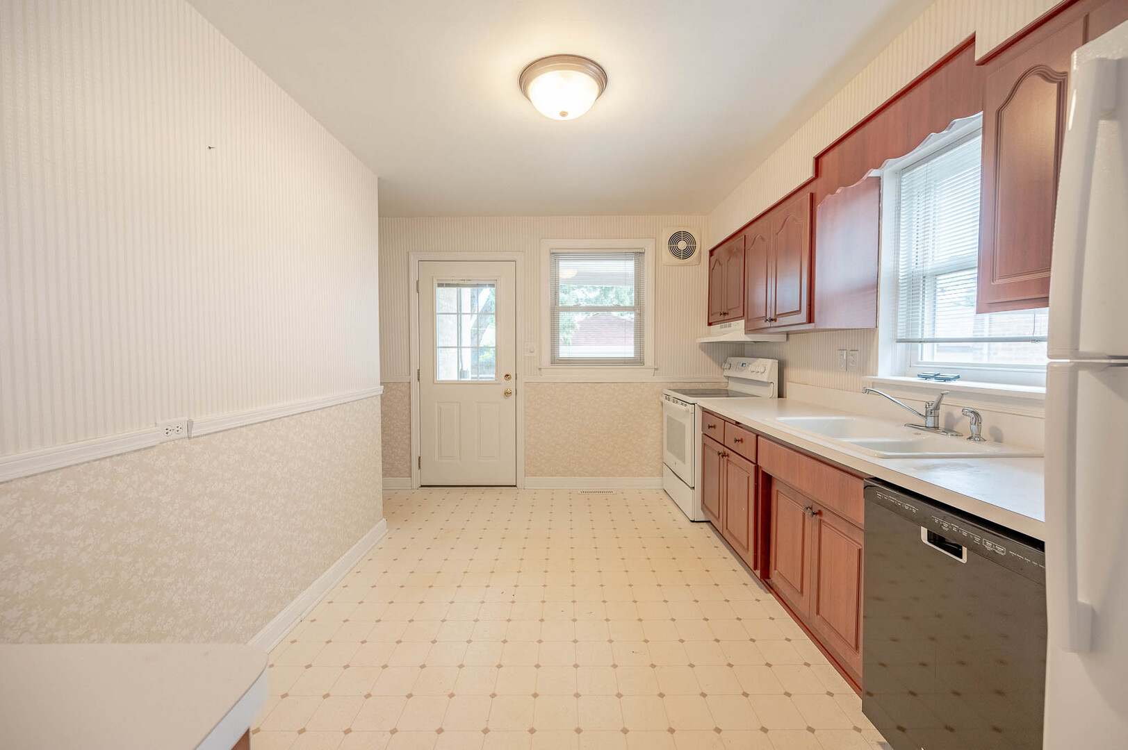 10221 S Trumbull Avenue Property Photo 5