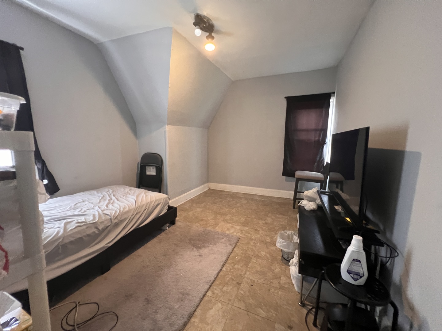 2207 N Lawndale Avenue Property Photo 8