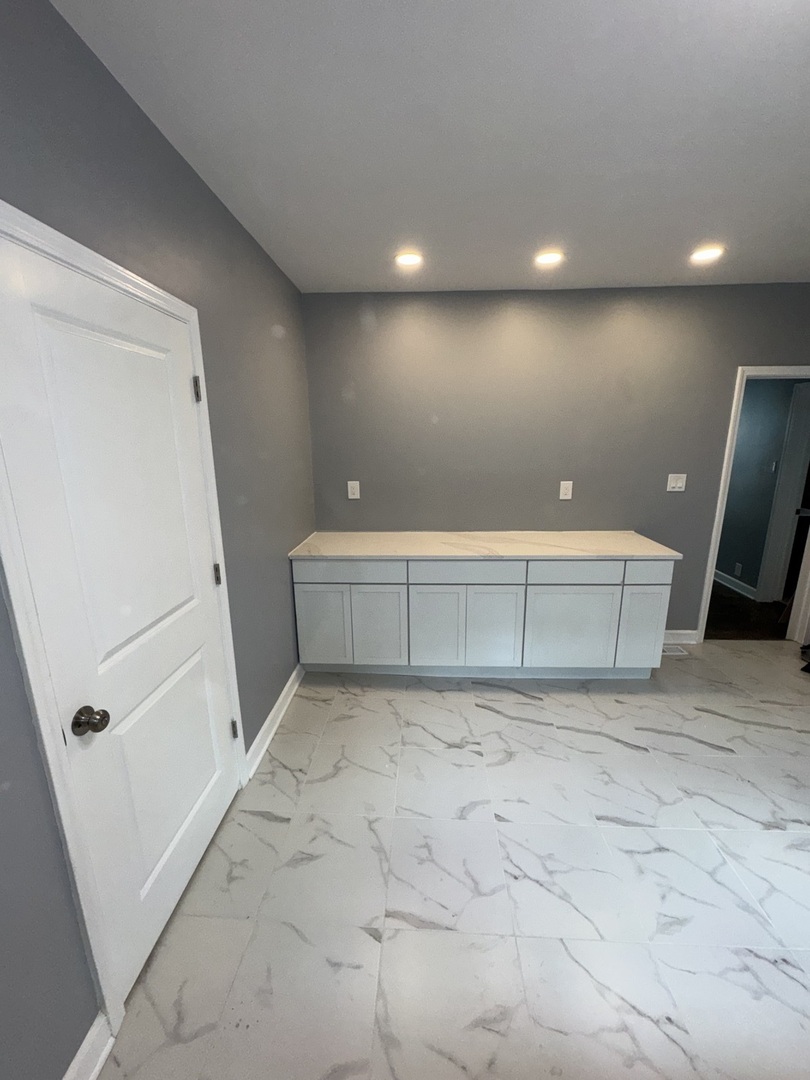 8404 S Oglesby Avenue Property Photo 8