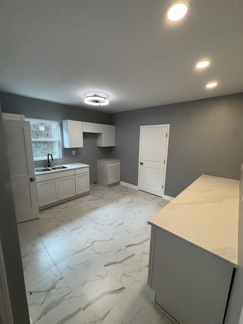 8404 S Oglesby Avenue Property Photo 9