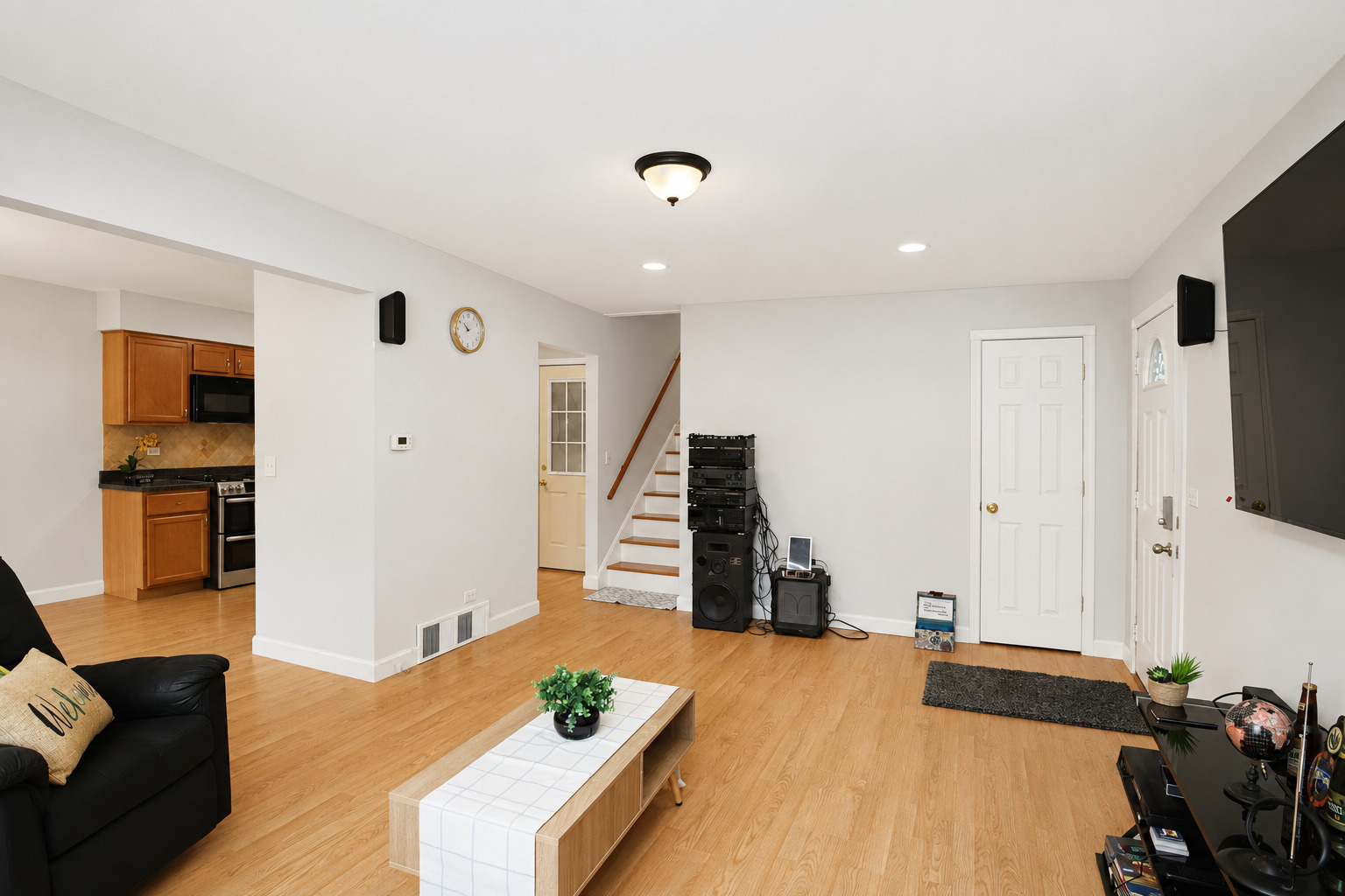 136 N May Street Property Photo 5