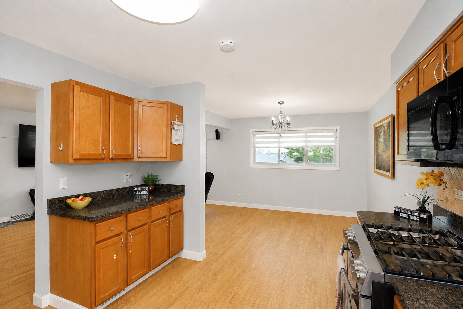 136 N May Street Property Photo 11