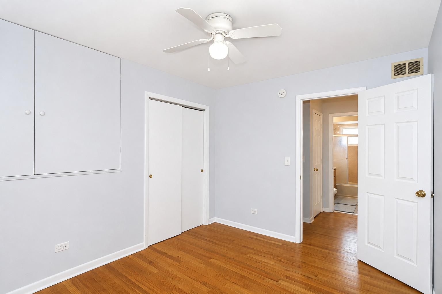 136 N May Street Property Photo 14