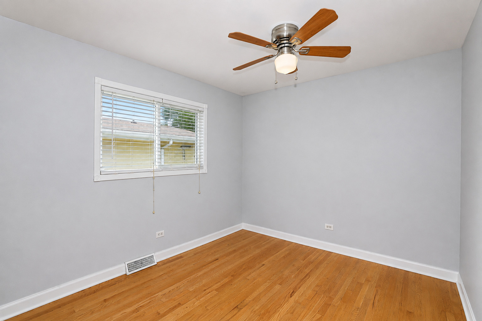 136 N May Street Property Photo 16
