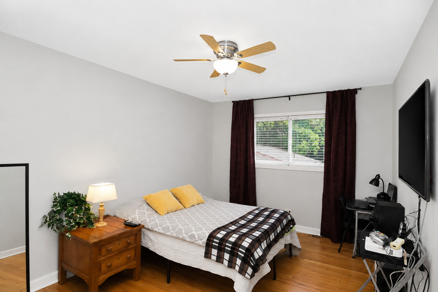 136 N May Street Property Photo 18