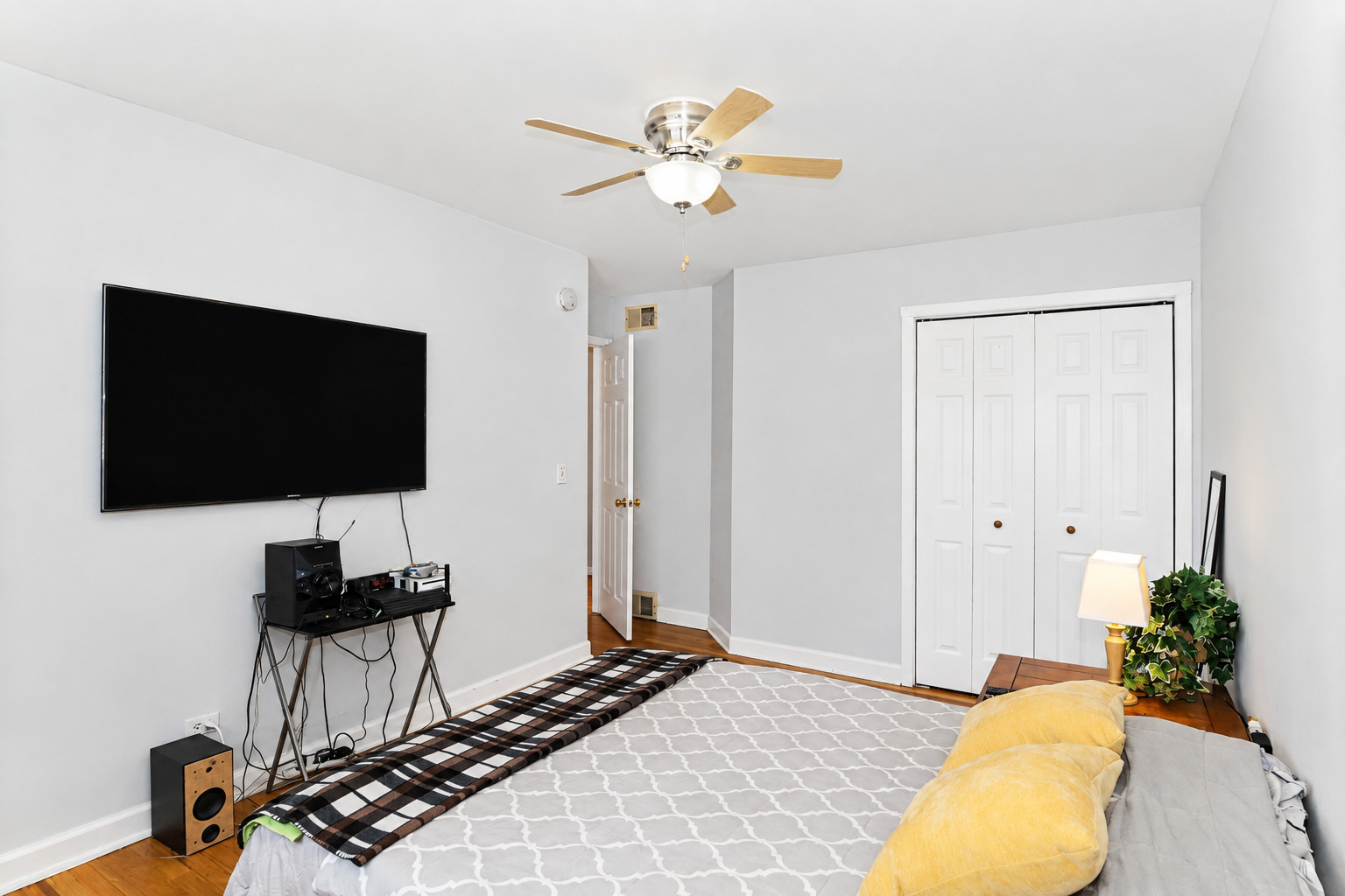 136 N May Street Property Photo 19