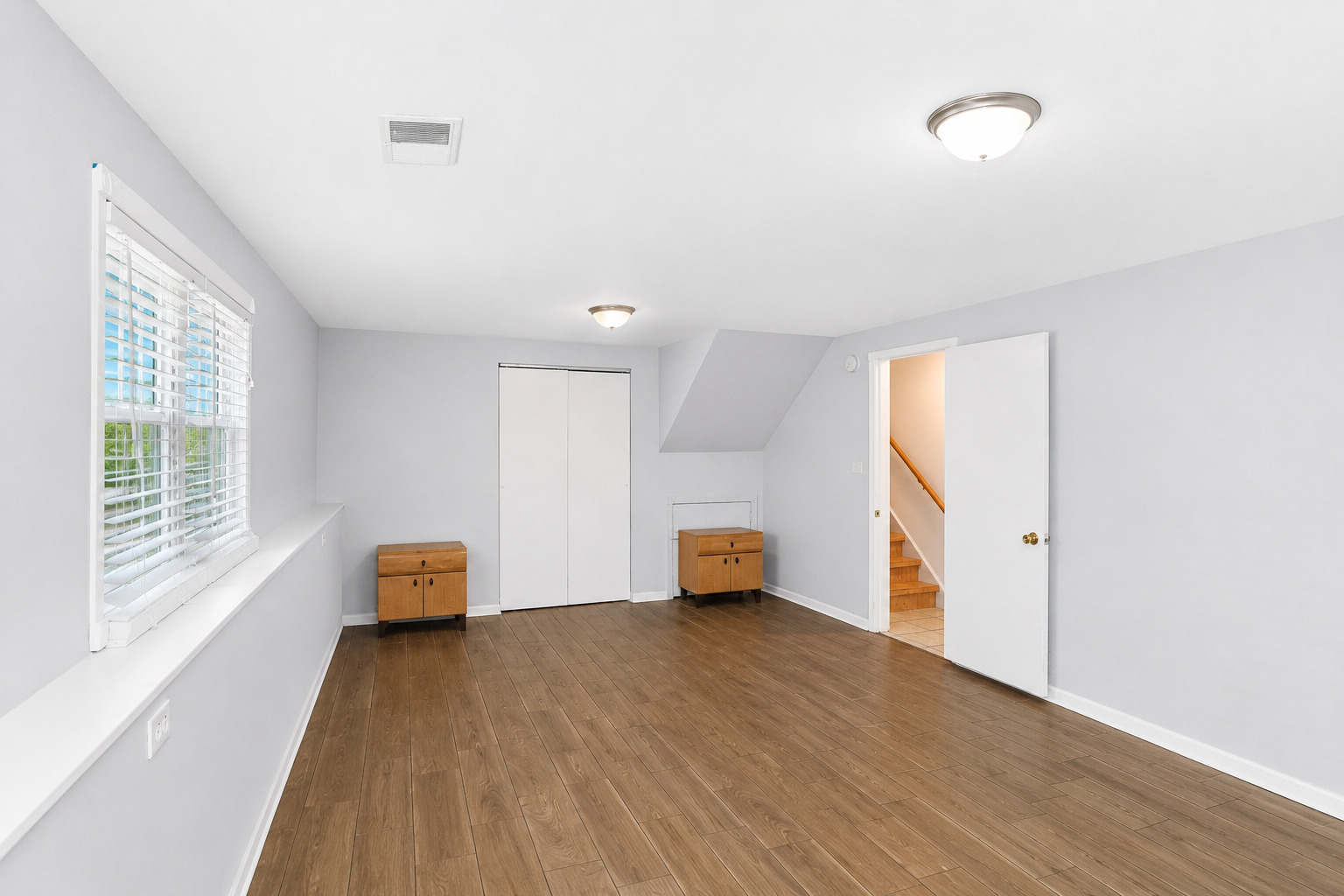 136 N May Street Property Photo 24