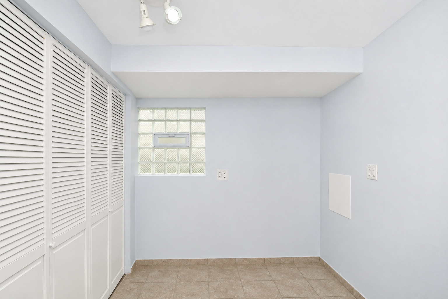 136 N May Street Property Photo 27
