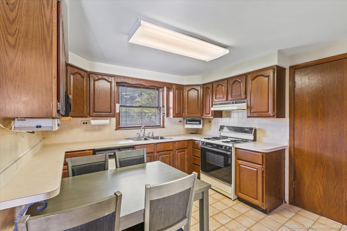 10334 S 74th Avenue Property Photo 5