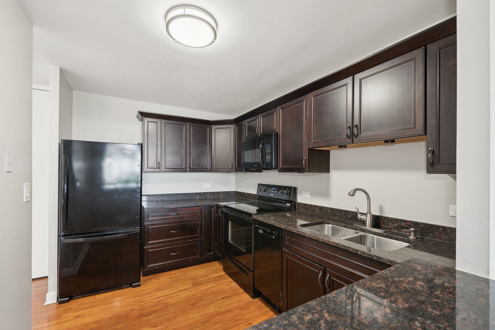 1636 N Wells Street 1108 Property Photo 3