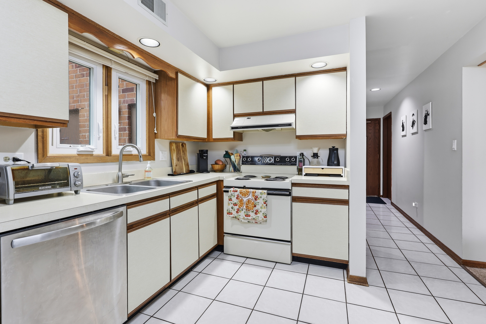 821 Oakton Street 104 Property Photo 14