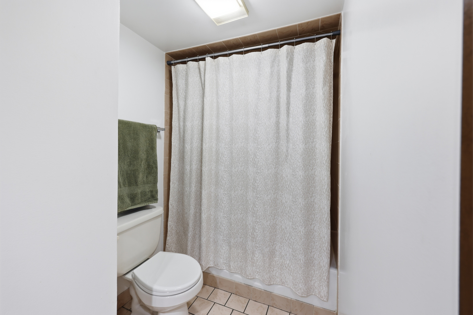 821 Oakton Street 104 Property Photo 27