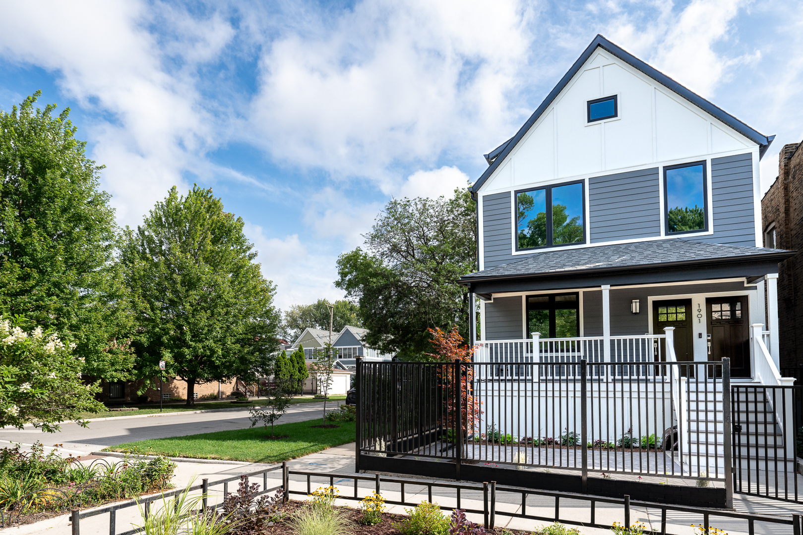 1901 W Berwyn Avenue Property Photo 2