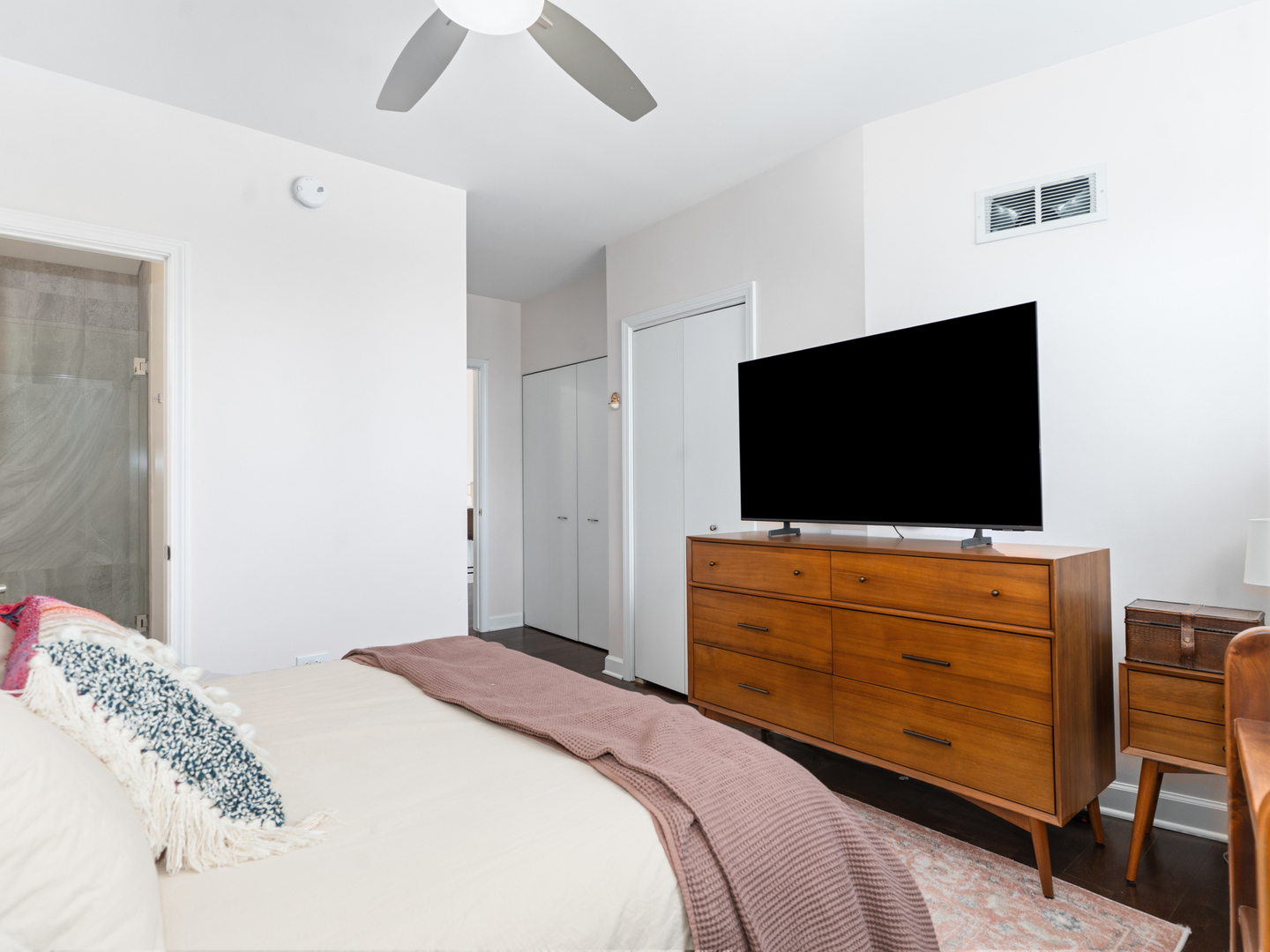 600 N Dearborn Street 602 Property Photo 14