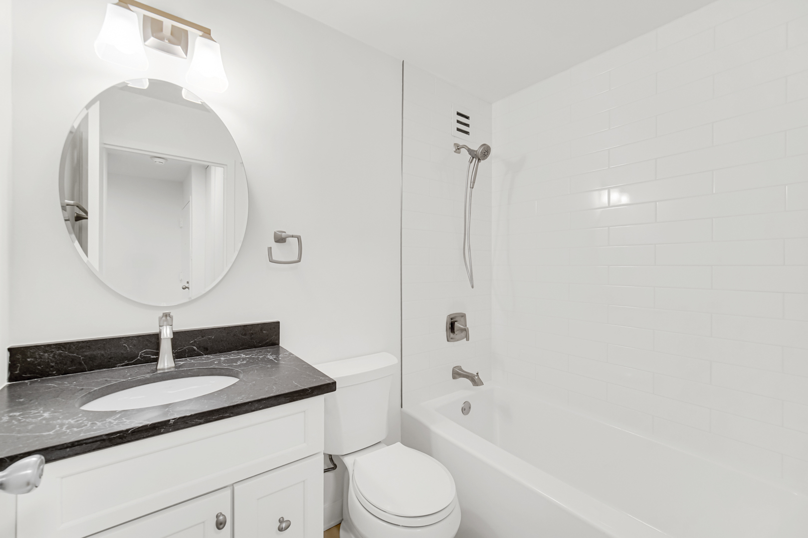 211 E Ohio Street 1715 Property Photo 8