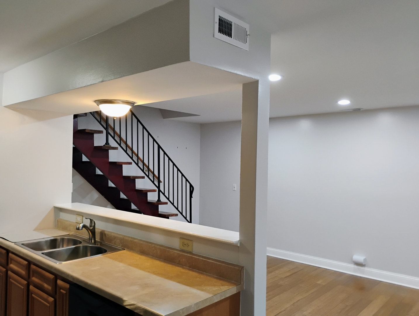 1226 Cove Drive Property Photo 3