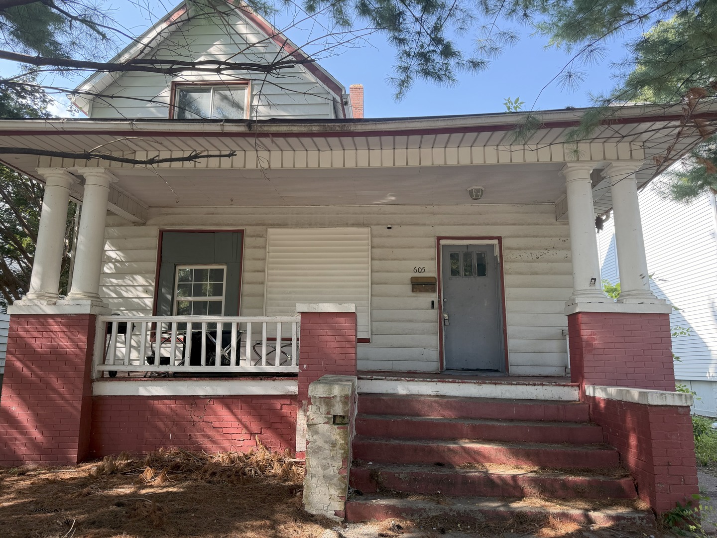 605 W Armstrong Avenue Property Photo 2