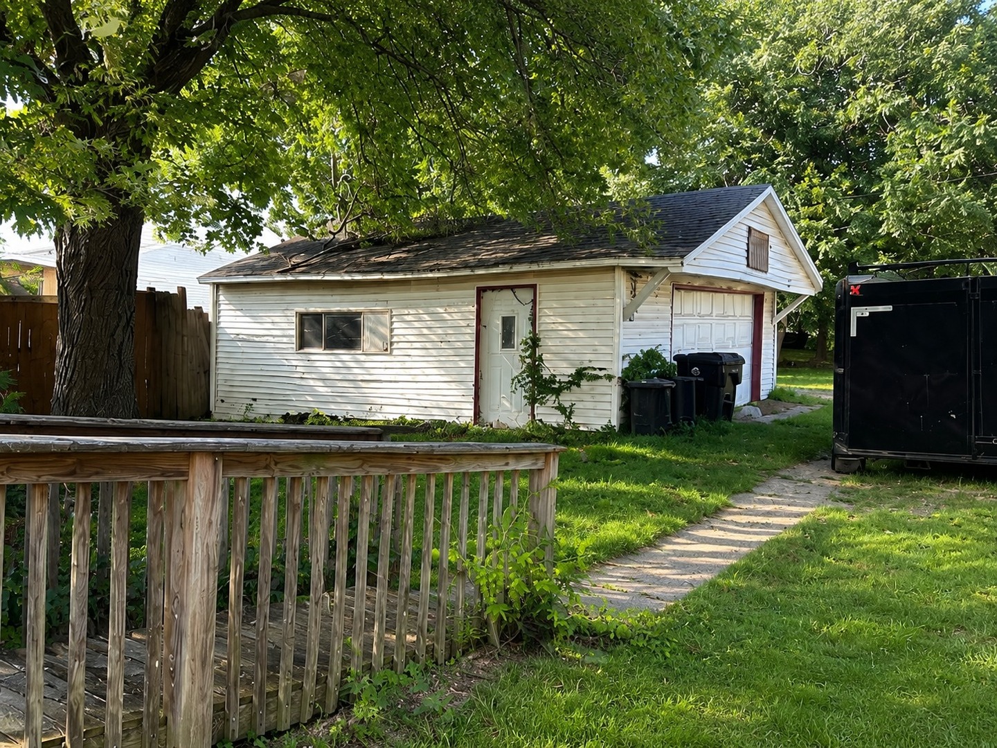 605 W Armstrong Avenue Property Photo 5