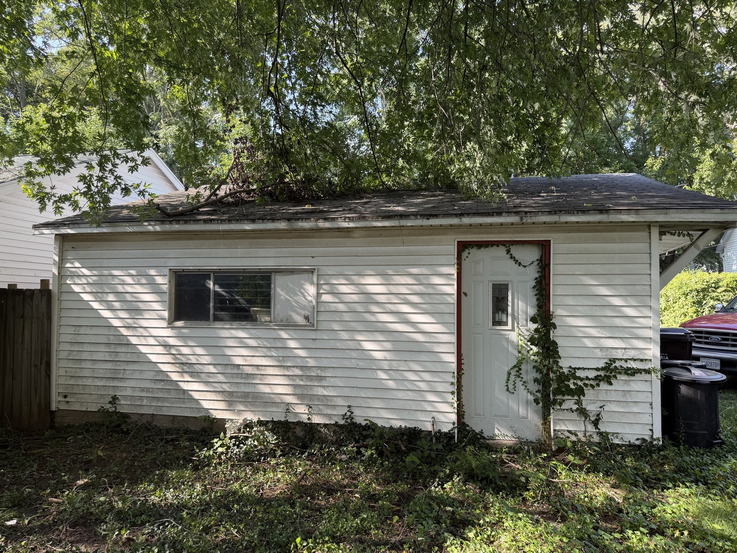605 W Armstrong Avenue Property Photo 6