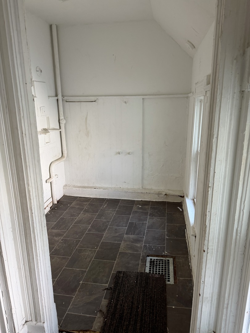605 W Armstrong Avenue Property Photo 10