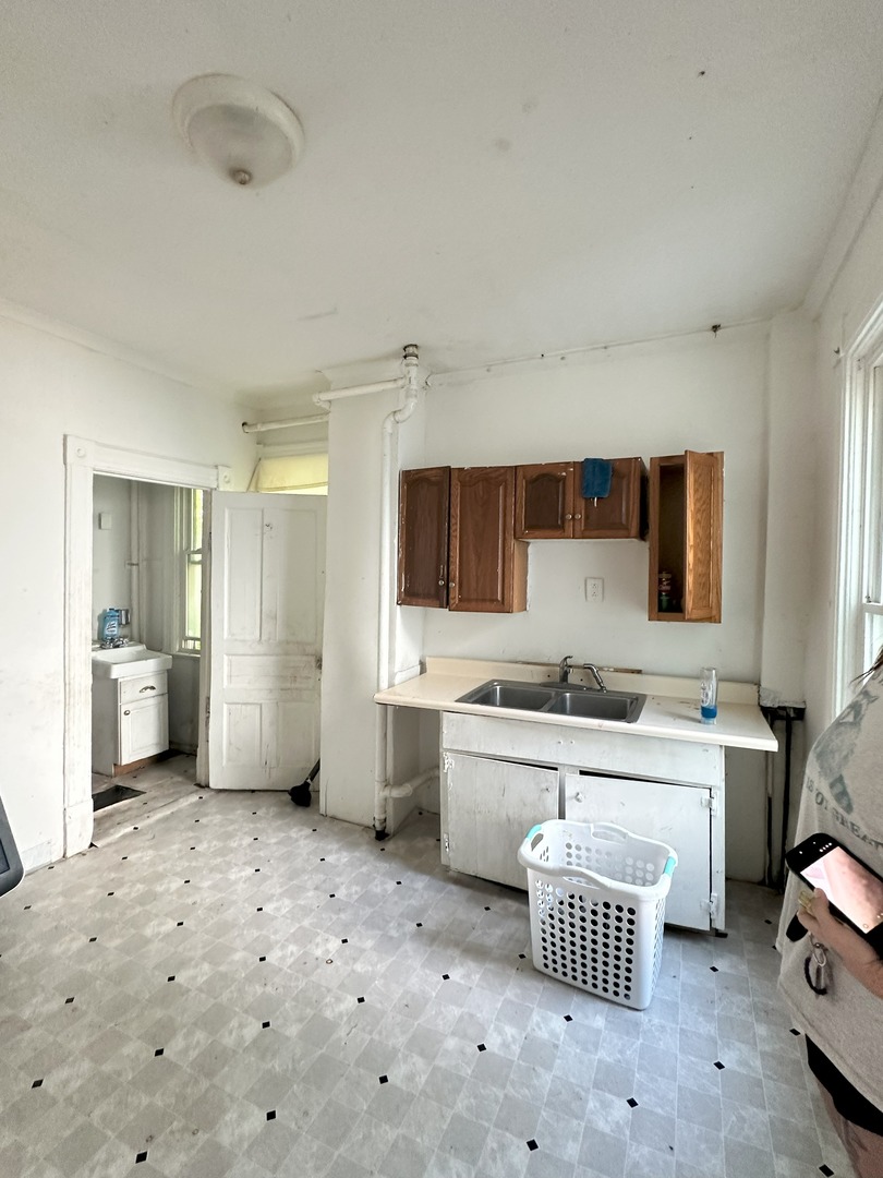 605 W Armstrong Avenue Property Photo 17