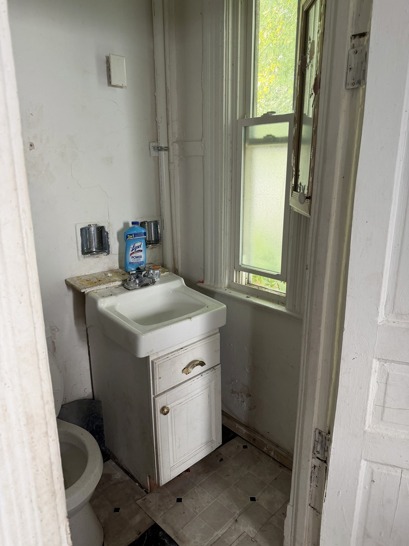 605 W Armstrong Avenue Property Photo 18