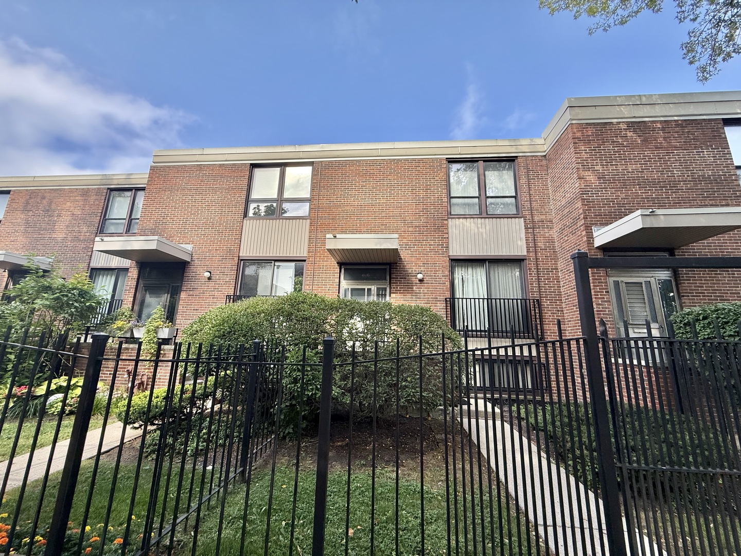 816 S Laflin Street Property Photo 1