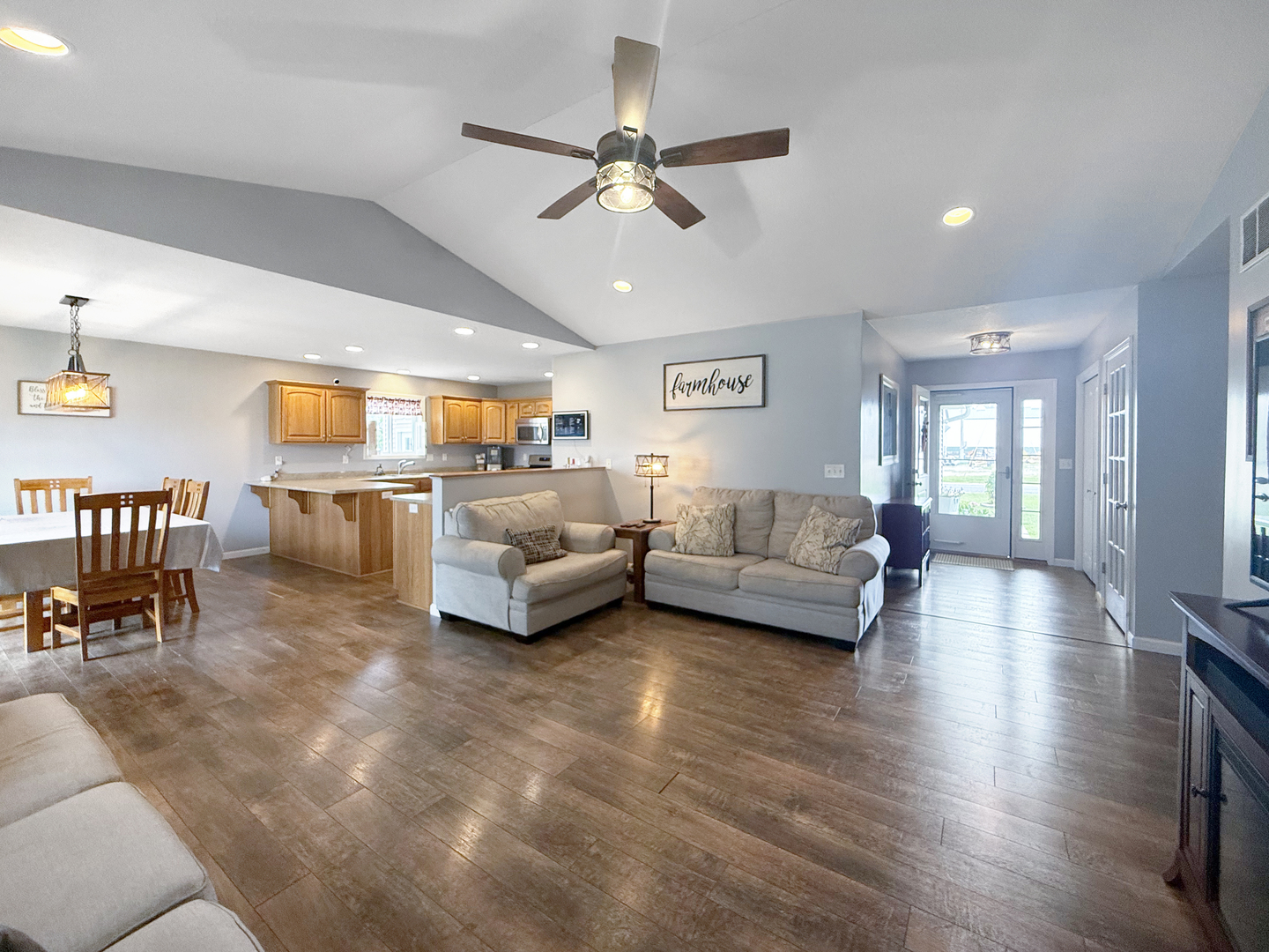 103 E Center Street Property Photo 5
