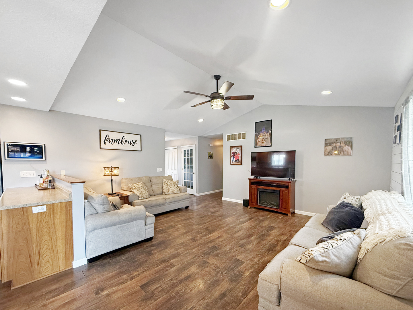 103 E Center Street Property Photo 6