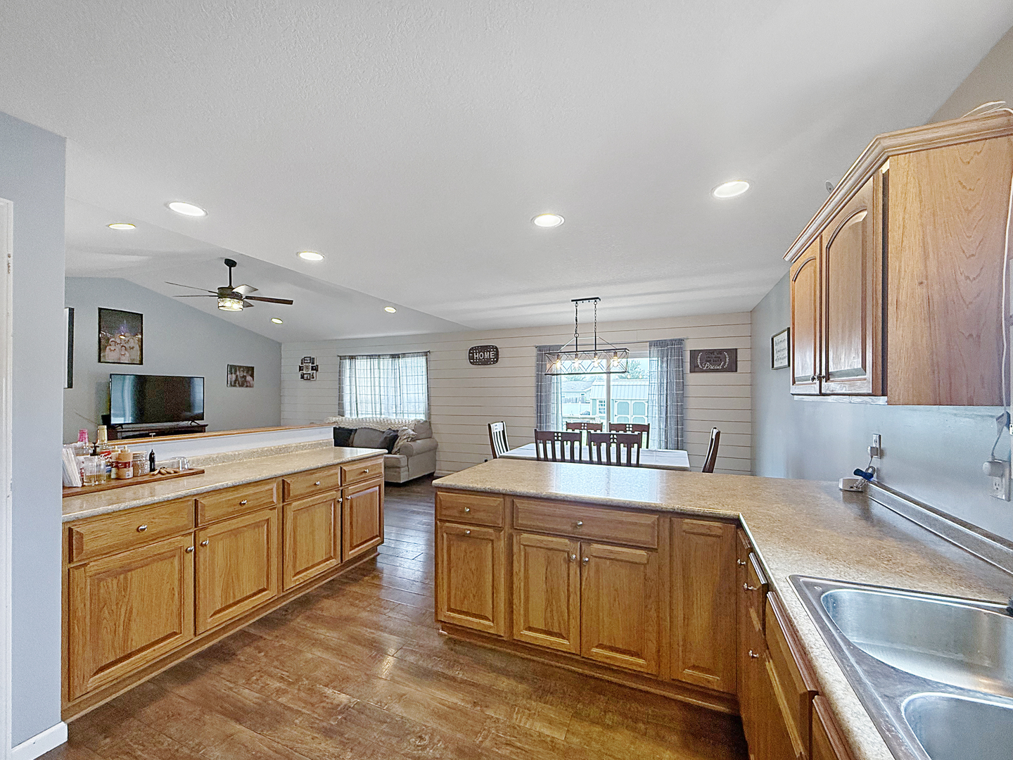 103 E Center Street Property Photo 7