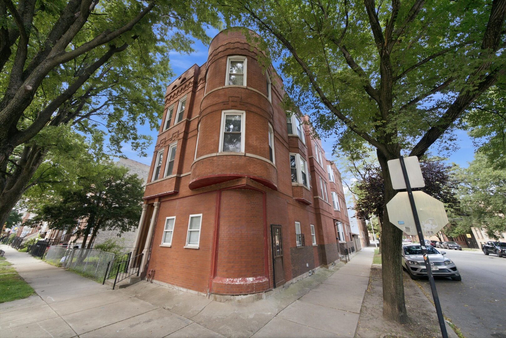 2500 W Walton Street Property Photo 1