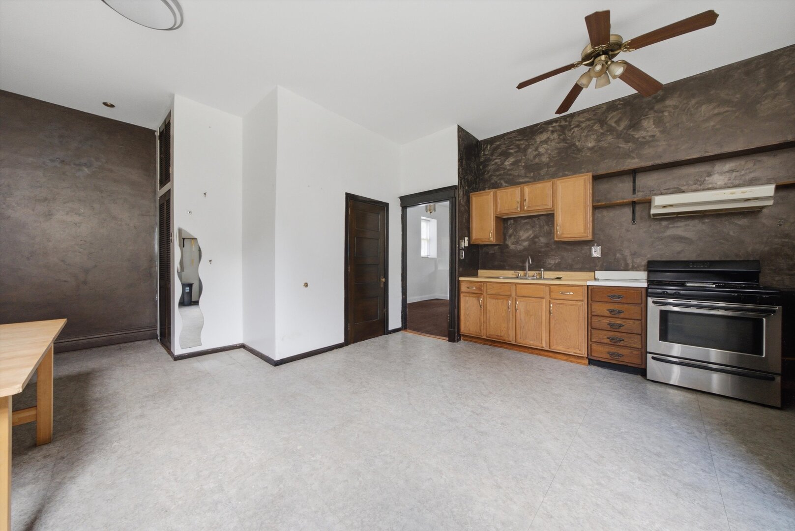 2500 W Walton Street Property Photo 16