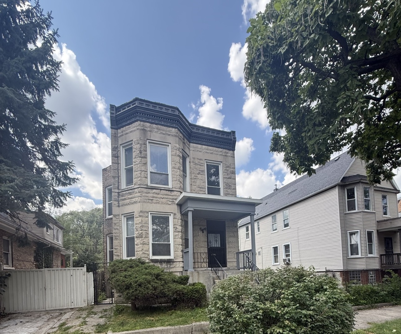 6946 S May Street Property Photo 3