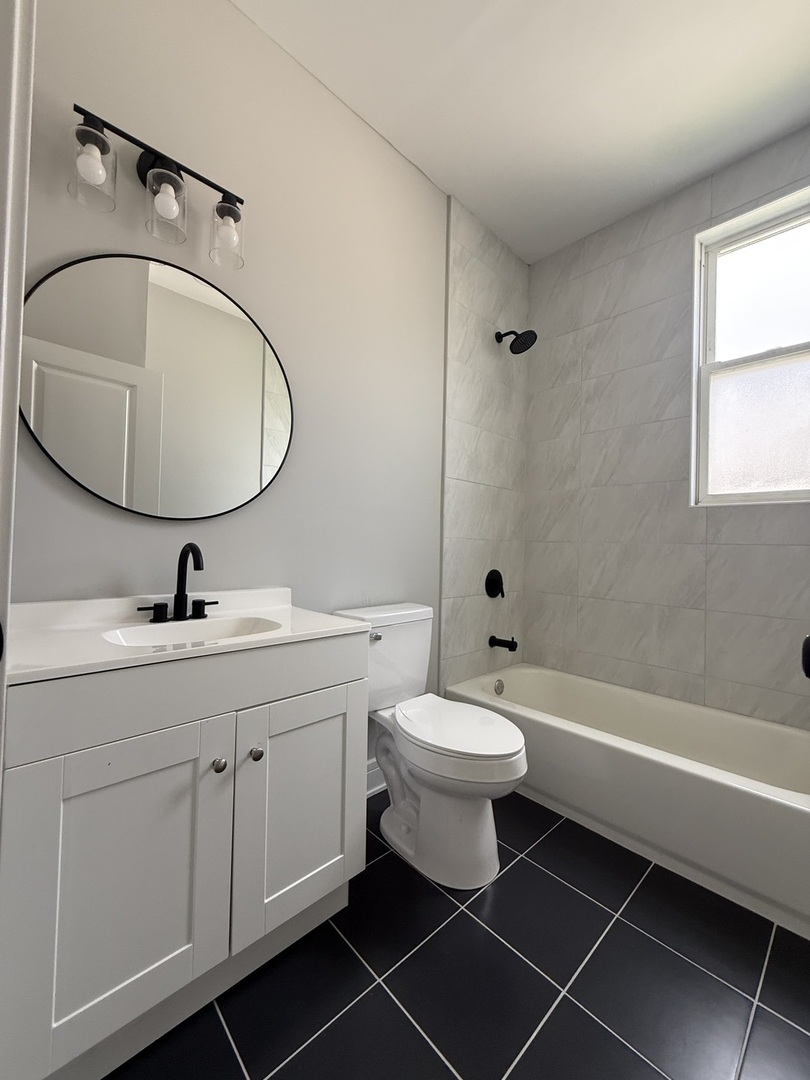 6946 S May Street Property Photo 18